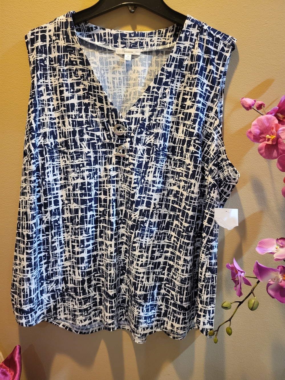 89th & Madison Navy and White Abstract V-Neck Tank